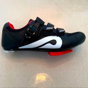 Peloton cycling shoes (sz 9 or 40) near brand new